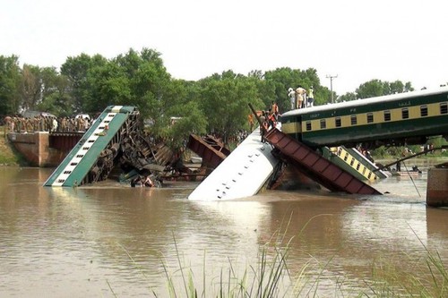 Pakistan: au moins 14 morts dans l'effondrement d'un pont ferroviaire - ảnh 1