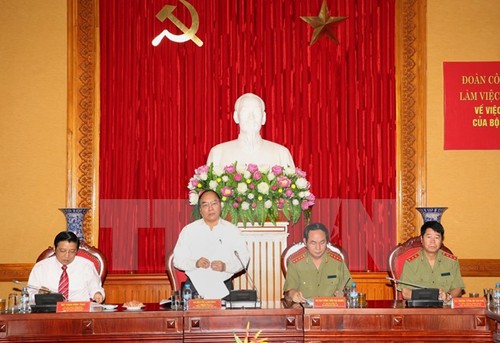 Nguyen Xuan Phuc travaille avec le comité du Parti pour le secteur de la sécurité publique  - ảnh 1