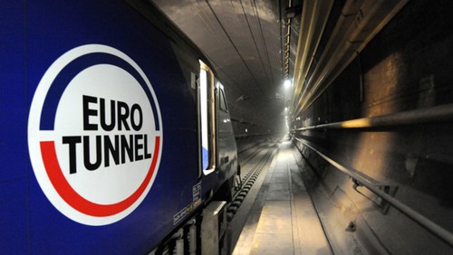 2.000 migrants ont tenté de pénétrer dans la zone du tunnel sous la Manche - ảnh 1