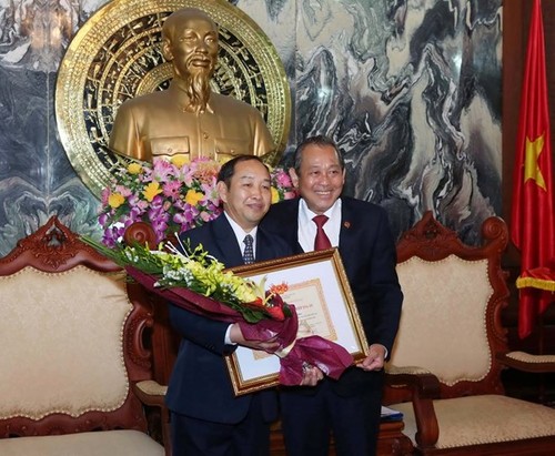 Un responsable de la Cour populaire suprême du Laos décoré d’une insigne vietnamienne - ảnh 1