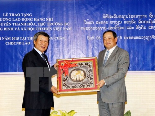 Le Laos remet l’ordre du Travail à un vice-ministre vietnamien - ảnh 1