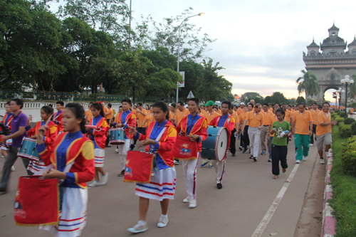 Laos: Marche à l’occasion du 48ème anniversaire de la fondation de l’ASEAN - ảnh 1