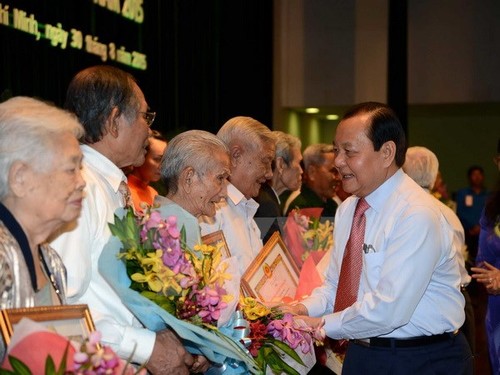 Ho Chi Minh-ville remet des insignes du Parti à l’occasion de la Fête nationale - ảnh 1