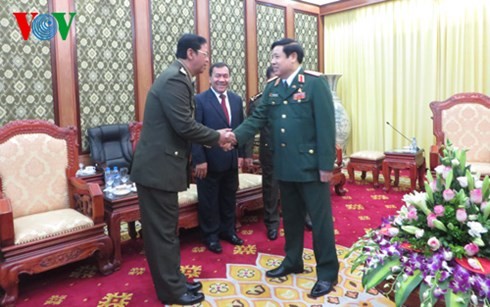 Intensifier la coopération entre les armées vietnamienne et cambodgienne - ảnh 1