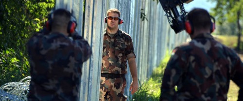 Hongrie: l'armée autorisée à tirer sur les migrants - ảnh 1