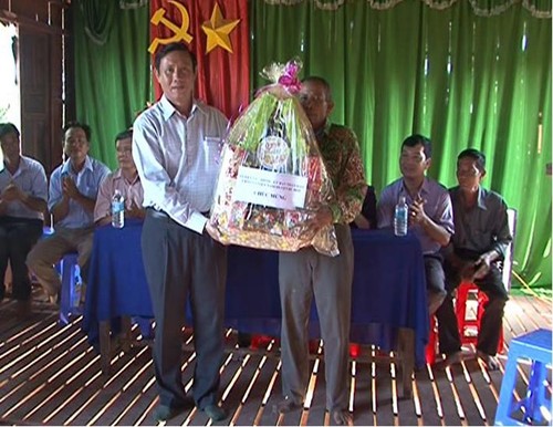 Distribution de cadeaux aux bonzes et familles khmers à l’occasion de la fête Sene Dolta - ảnh 1