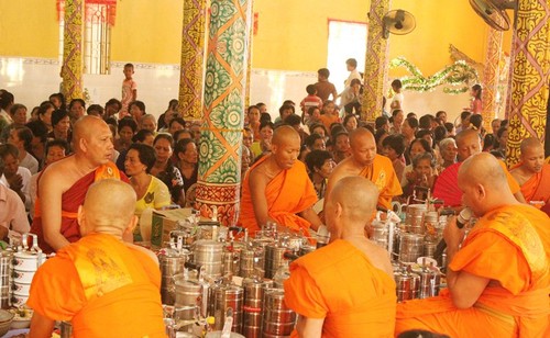 Tra Vinh : rencontre à l’occasion de la fête Sene Dolta des Khmers - ảnh 1