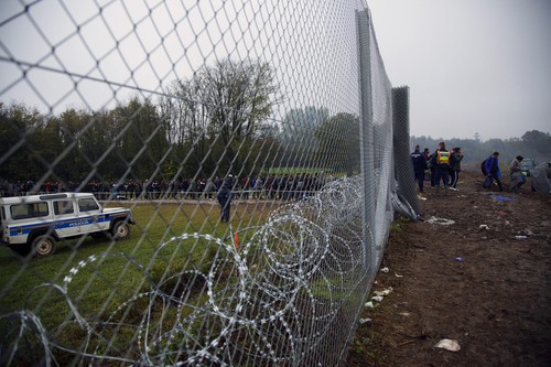 Migrants : la Hongrie fermera sa frontière avec la Croatie à minuit - ảnh 1