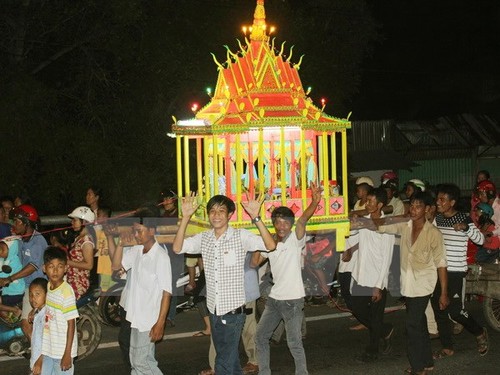 Les Khmer à Soc Trang fêtent le Lôi Protip - ảnh 1