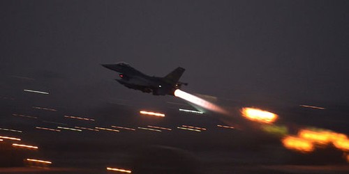 Plus de 50 djihadistes abattus dans les raids aériens turcs et américains - ảnh 1