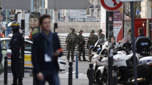 France : une femme kamikaze tuée et cinq suspects arrêtés à Saint-Denis - ảnh 1