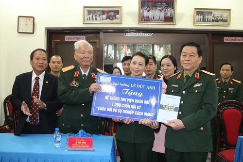 Le Département politique reçoit les mémoires du général Le Duc Anh - ảnh 1