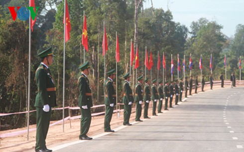 Nguyên Tân Dung et Hunsen inaugurent une borne frontalière Vietnam-Cambodge - ảnh 2