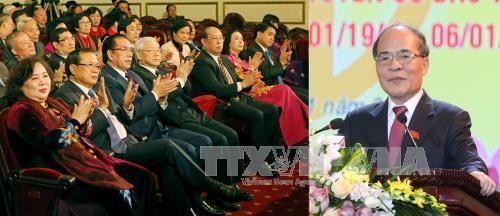Les dirigeants vietnamiens rencontrent les générations de députés de Hanoï  - ảnh 1