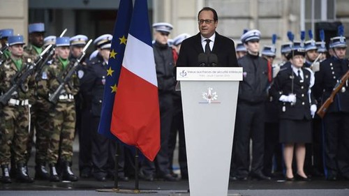 François Hollande rend hommage aux trois policiers tués en janvier 2015 - ảnh 1