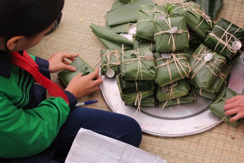 Des « bánh chưng » pour les enfants des régions reculées - ảnh 3