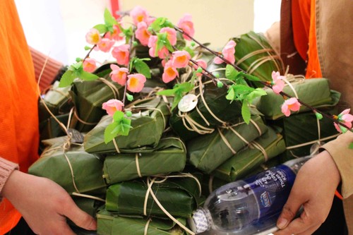 Des « bánh chưng » pour les enfants des régions reculées - ảnh 7