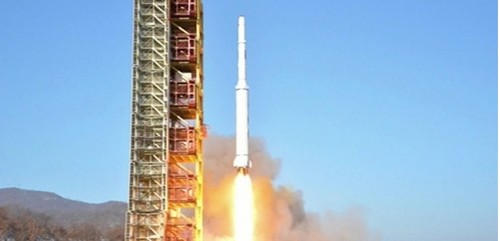 Pyongyang met en orbite un satellite au moyen d'un tir de fusée - ảnh 1
