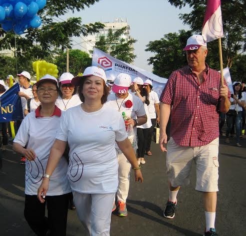 Ho Chi Minh-ville : 6000 personnes marchent pour le progrès des femmes - ảnh 1