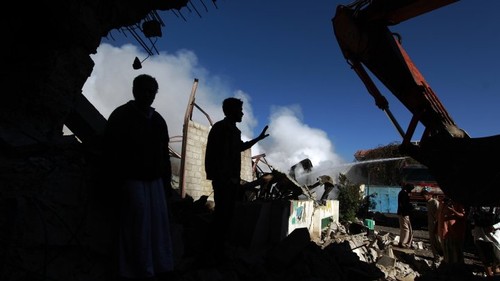 Yémen : Des raids de la coalition arabe tuent 41 civils sur un marché  - ảnh 1