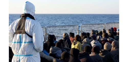 Plus de 2.400 migrants secourus au large de la Libye depuis mardi - ảnh 1
