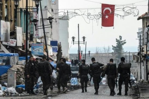 Turquie : 7 policiers tués dans un attentat à Diyarbakir en zone kurde - ảnh 1