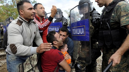 Macédonie: la police tire du gaz lacrymogène contre des migrants - ảnh 1