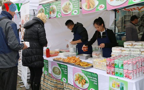 Le Vietnam participe à la plus grande fête de la gastronomie de la rue en république Tchèque - ảnh 2