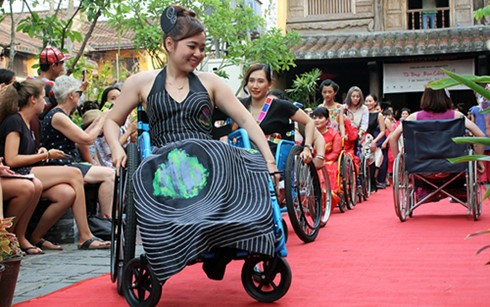 Défilé de la mode pour les femmes handicapées à Hôi An - ảnh 1