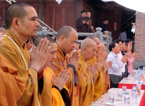 Grandes prières à la mémoire des héros morts pour la patrie à la pagode Truc Lâm - ảnh 1