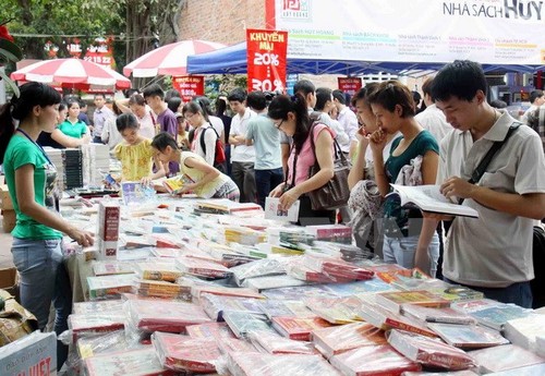 Plusieurs activités en l’honneur de la Journée du livre du Vietnam - ảnh 1