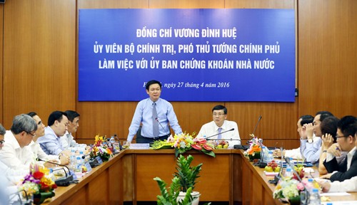 Vuong Dinh Hue : la Bourse doit permettre de mobiliser plus de capitaux - ảnh 1