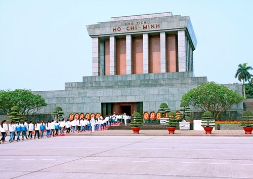 Plus de 63 mille personnes visitent le mausolée du président Ho Chi Minh - ảnh 1