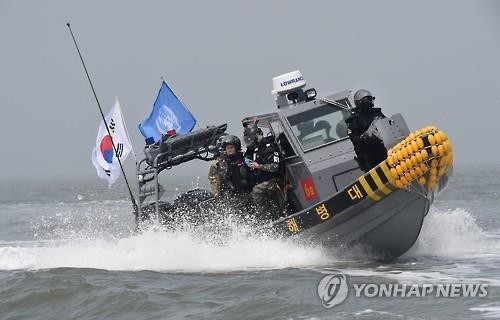 L’armée sud-coréenne saisit deux bateaux de pêche chinois dans les eaux neutres - ảnh 1
