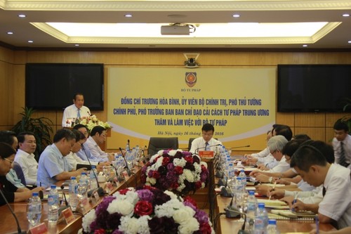 Truong Hoa Binh plaide pour une modernisation de l’arsenal juridique - ảnh 1