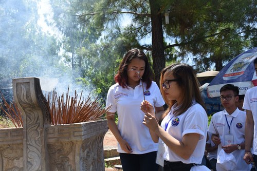 Des jeunes vietkieus visitent la citadelle de Quang Tri - ảnh 1
