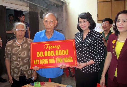 Dang Thi Ngoc Thinh distribue des cadeaux aux victimes de l’agent orange à Ninh Binh - ảnh 1