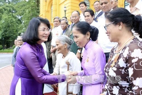 Dang Thi Ngoc Thinh rencontre des personnes méritantes de Thua Thien-Hue - ảnh 1