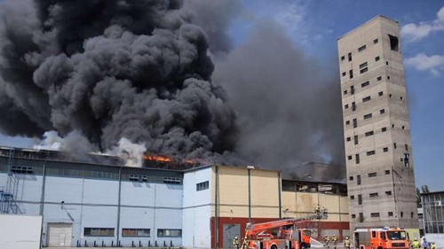 Grand incendie dans un entrepôt et un garage vietnamiens à Berlin - ảnh 1