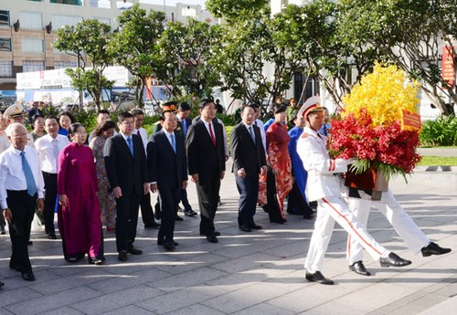 Hommage aux présidents Ho Chi Minh et Ton Duc Thang à Ho Chi Minh-ville - ảnh 1