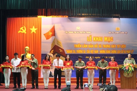 “Hoang Sa, Truong Sa du Vietnam - Les preuves historiques et juridiques” à Hanoi - ảnh 1