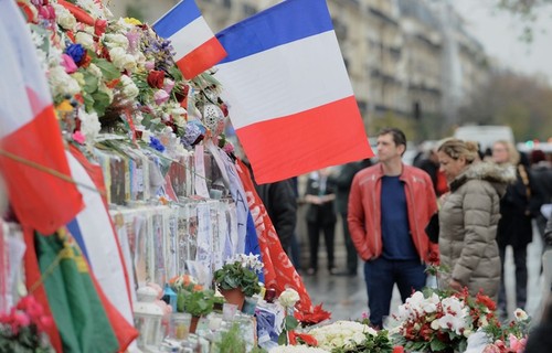 La France rend hommage aux victimes du terrorisme aux Invalides - ảnh 1
