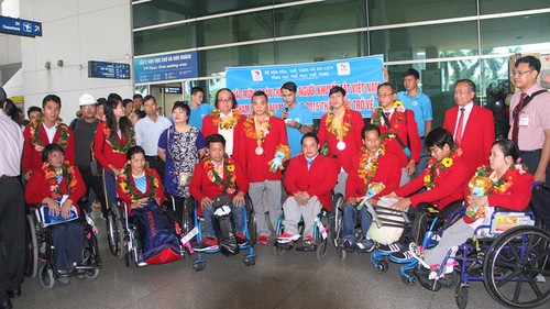 Les sportifs handicapés vietnamiens retournent triomphalement au pays  - ảnh 1