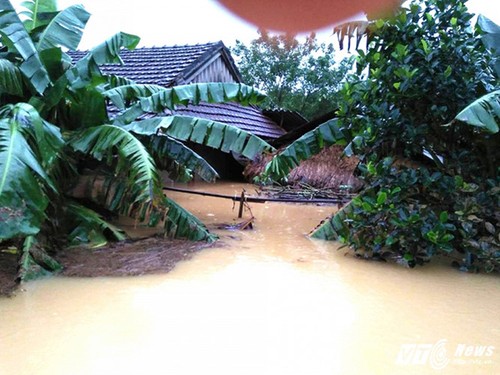 Des milliers de maisons inondées à Ha Tinh et Quang Binh - ảnh 2