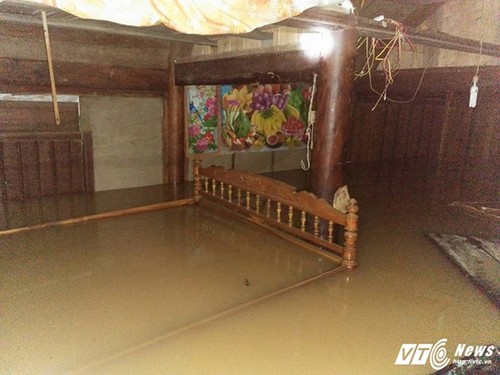 Des milliers de maisons inondées à Ha Tinh et Quang Binh - ảnh 3