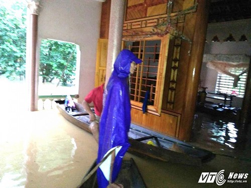 Des milliers de maisons inondées à Ha Tinh et Quang Binh - ảnh 4