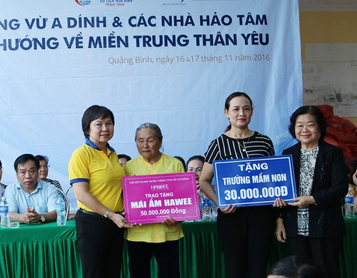 L’ancienne vice-présidente Truong My Hoa au chevet des victimes des crues - ảnh 1