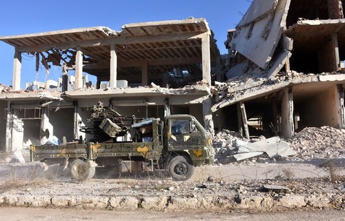 Syrie: Des milliers d'habitants fuient après la reprise de trois quartiers rebelles d'Alep - ảnh 1