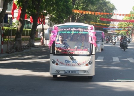Minibus électriques pour visiter Hanoi - ảnh 1