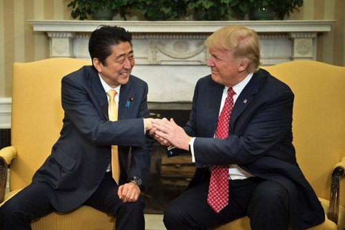 Trump reçoit Abe à la Maison-Blanche  - ảnh 1